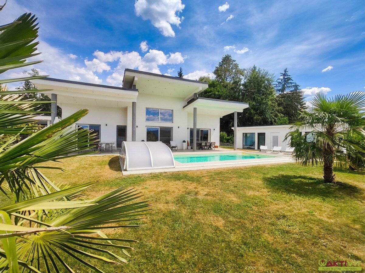 Modern designer house near Graz with pool, photovoltaic system and 6m ceiling height. Highest quality fittings