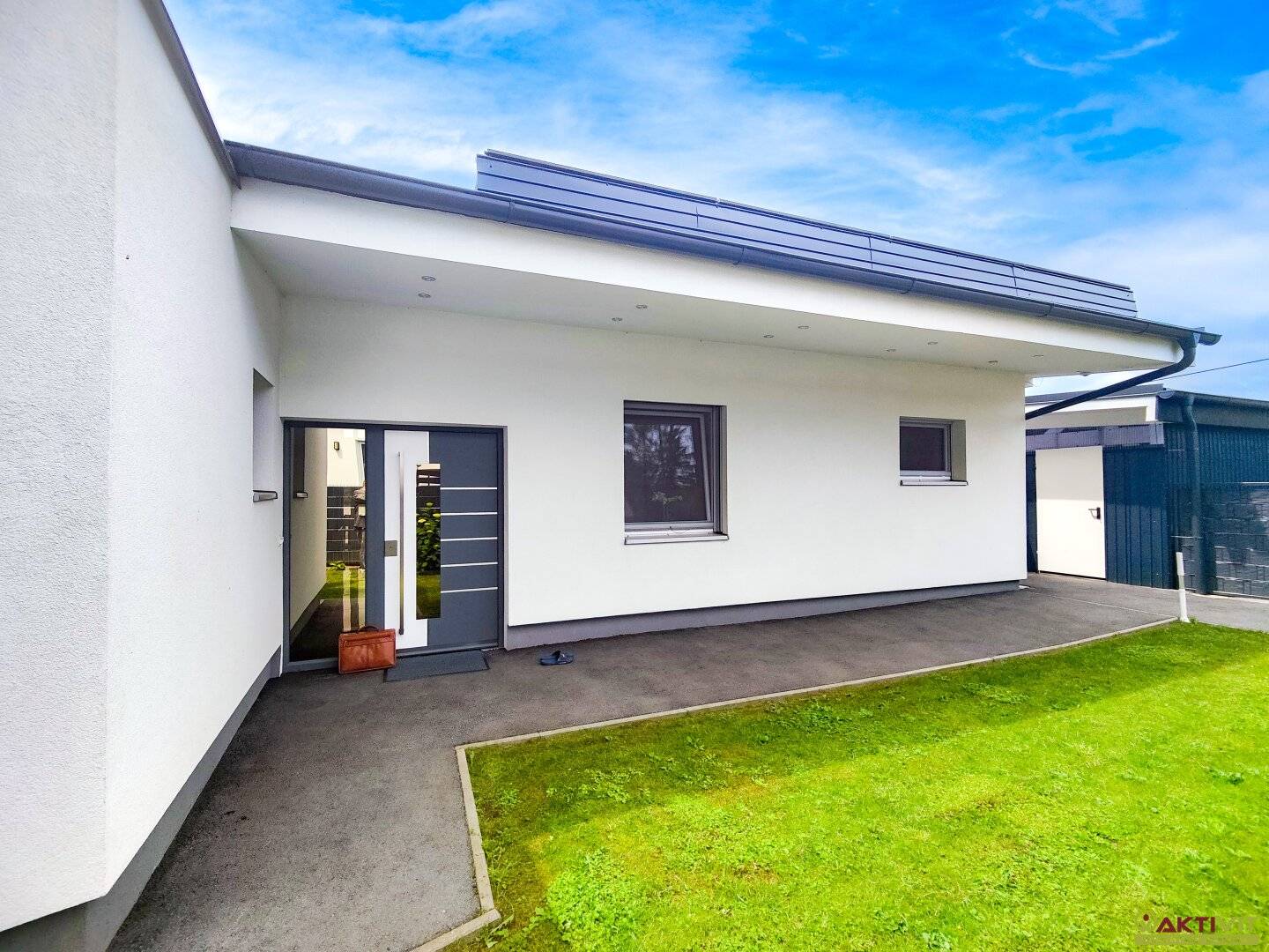 Modern designer house near Graz with pool, photovoltaic system and 6m ceiling height. Highest quality fittings