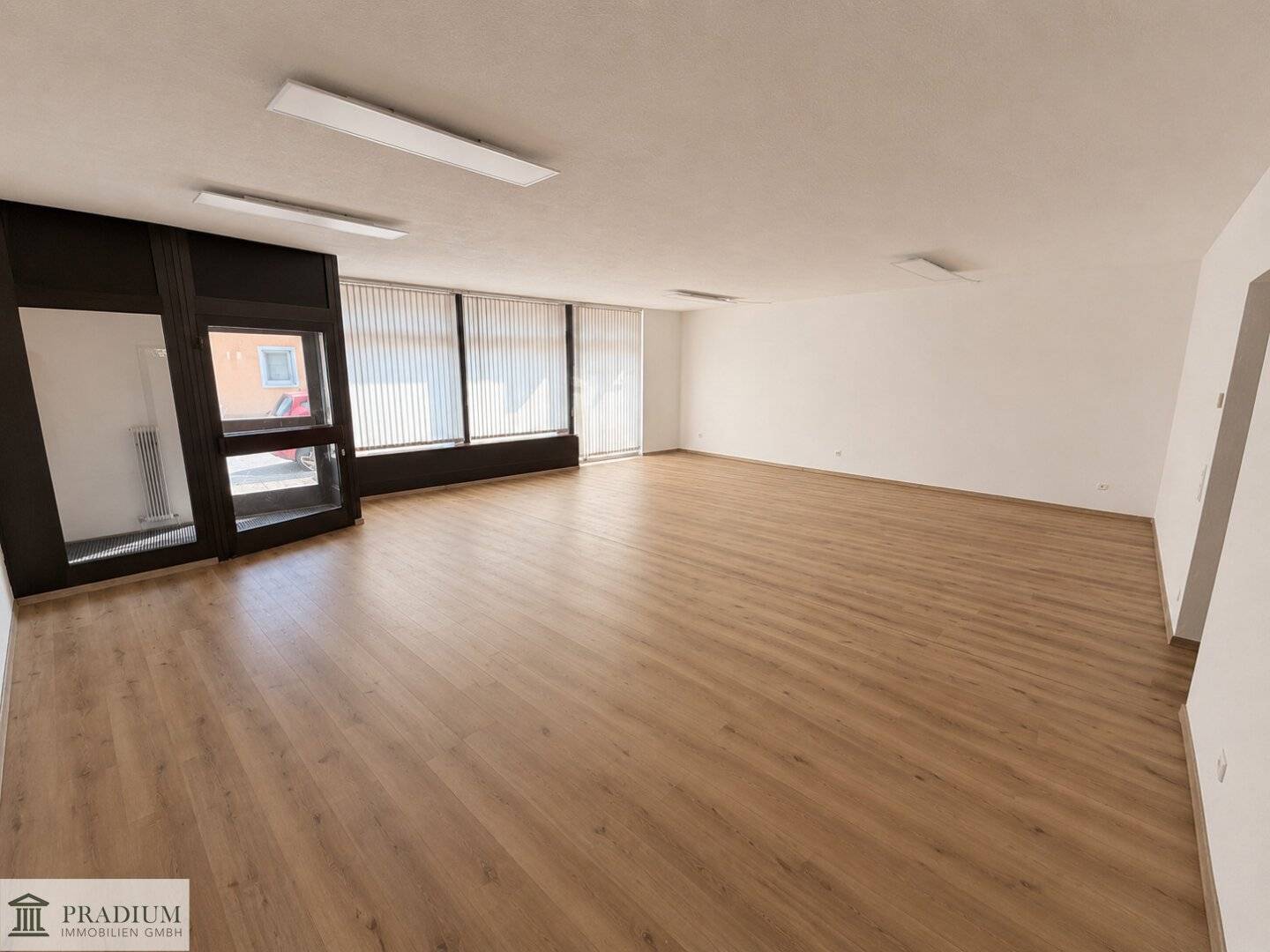 Bright retail premises with 94 m² | Spacious sales area | Top visibility on the main road in Biedermannsdorf