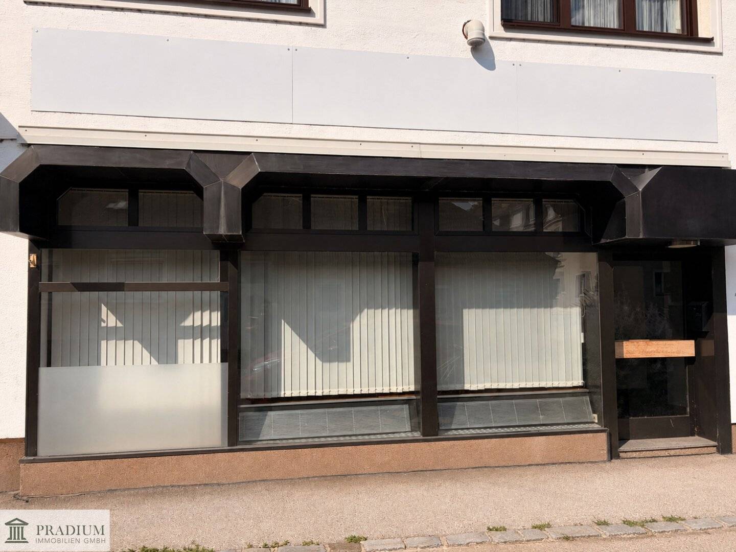 Bright retail premises with 94 m² | Spacious sales area | Top visibility on the main road in Biedermannsdorf