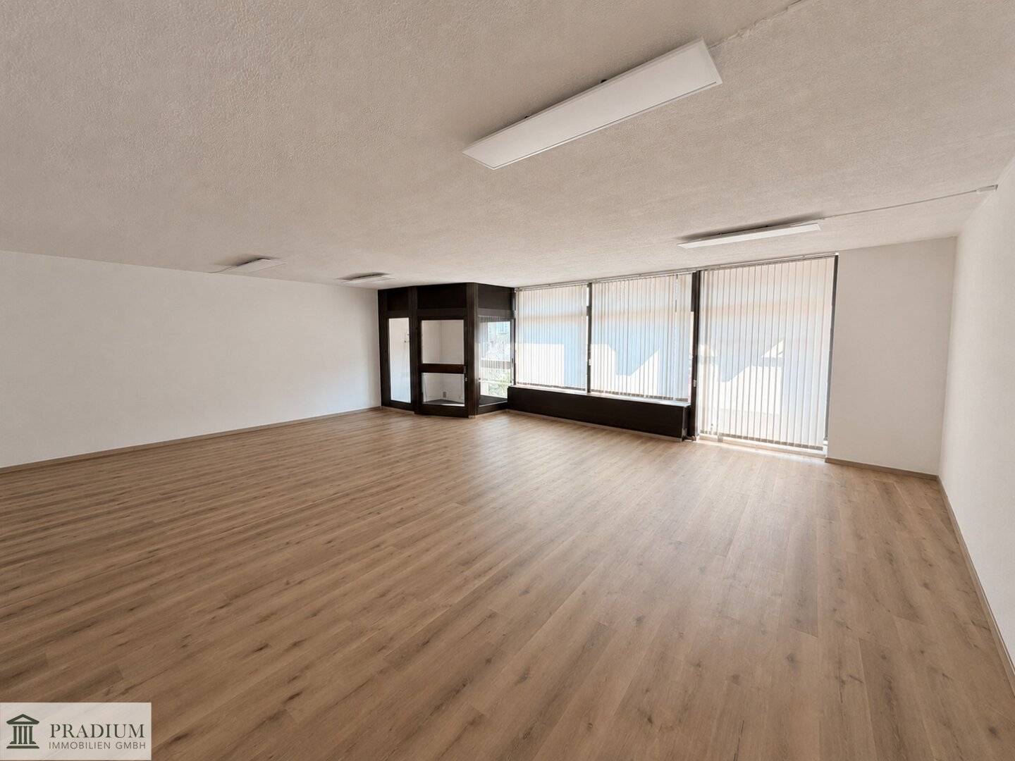 Bright retail premises with 94 m² | Spacious sales area | Top visibility on the main road in Biedermannsdorf