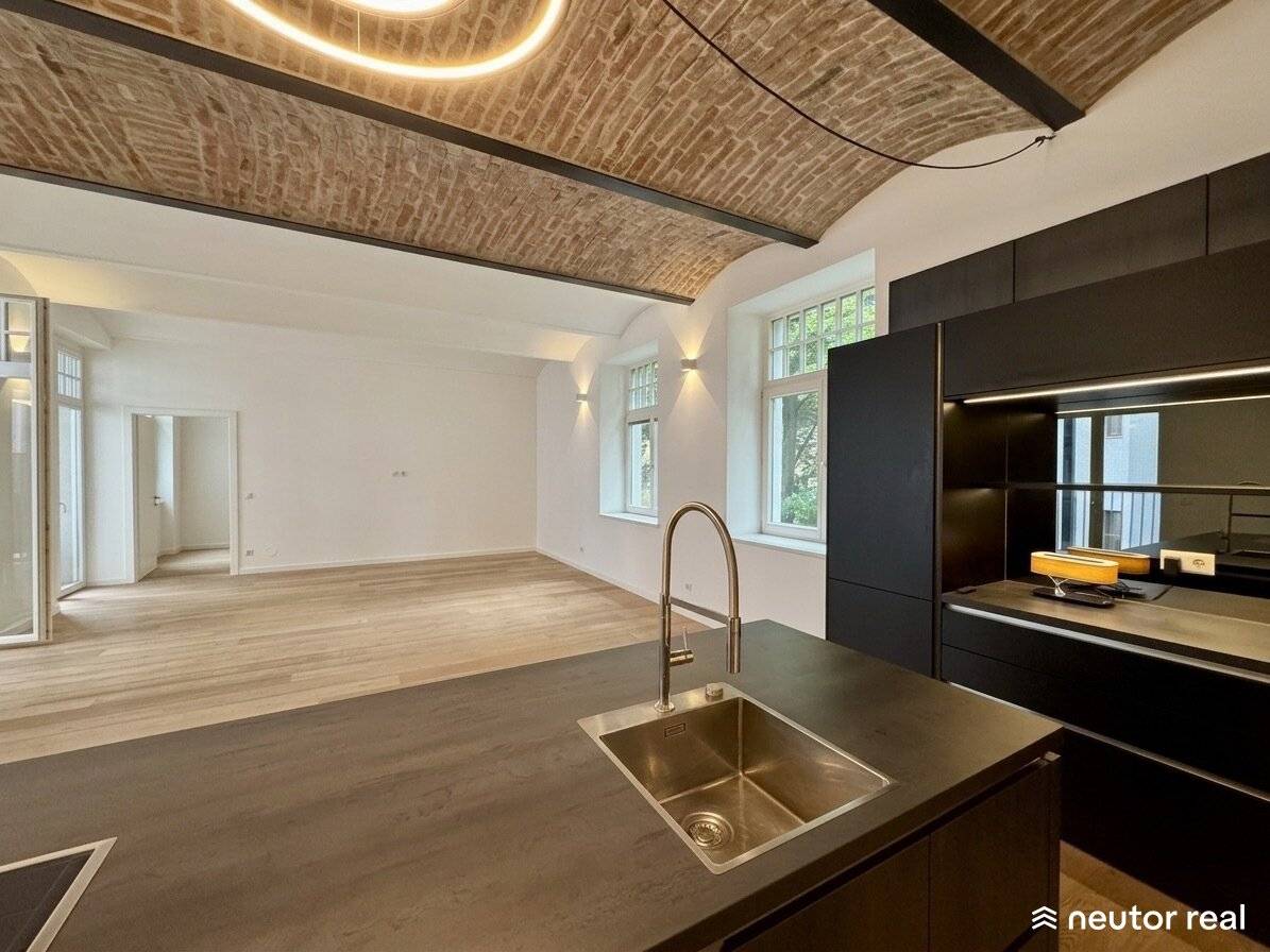 Einzigartiges LOFT in Hofruhelage mit großzügigem Balkon | Bestandsfrei