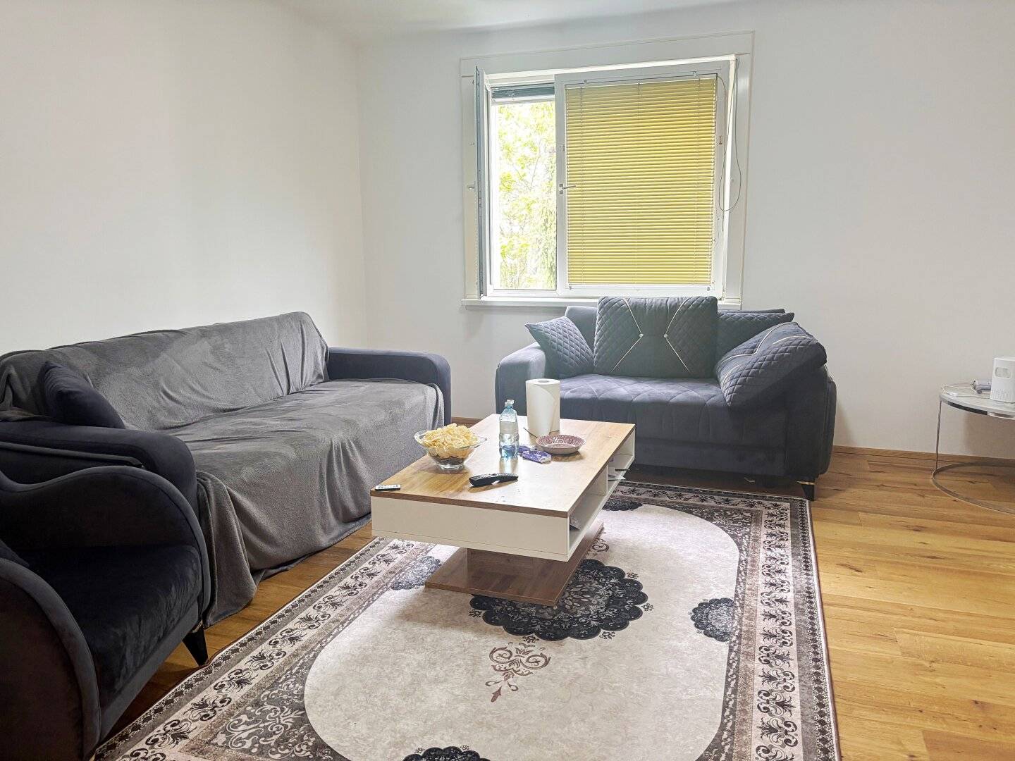 Rented until June 2028: renovated 2-room apartment with well thought-out layout as well as separate bathroom and WC