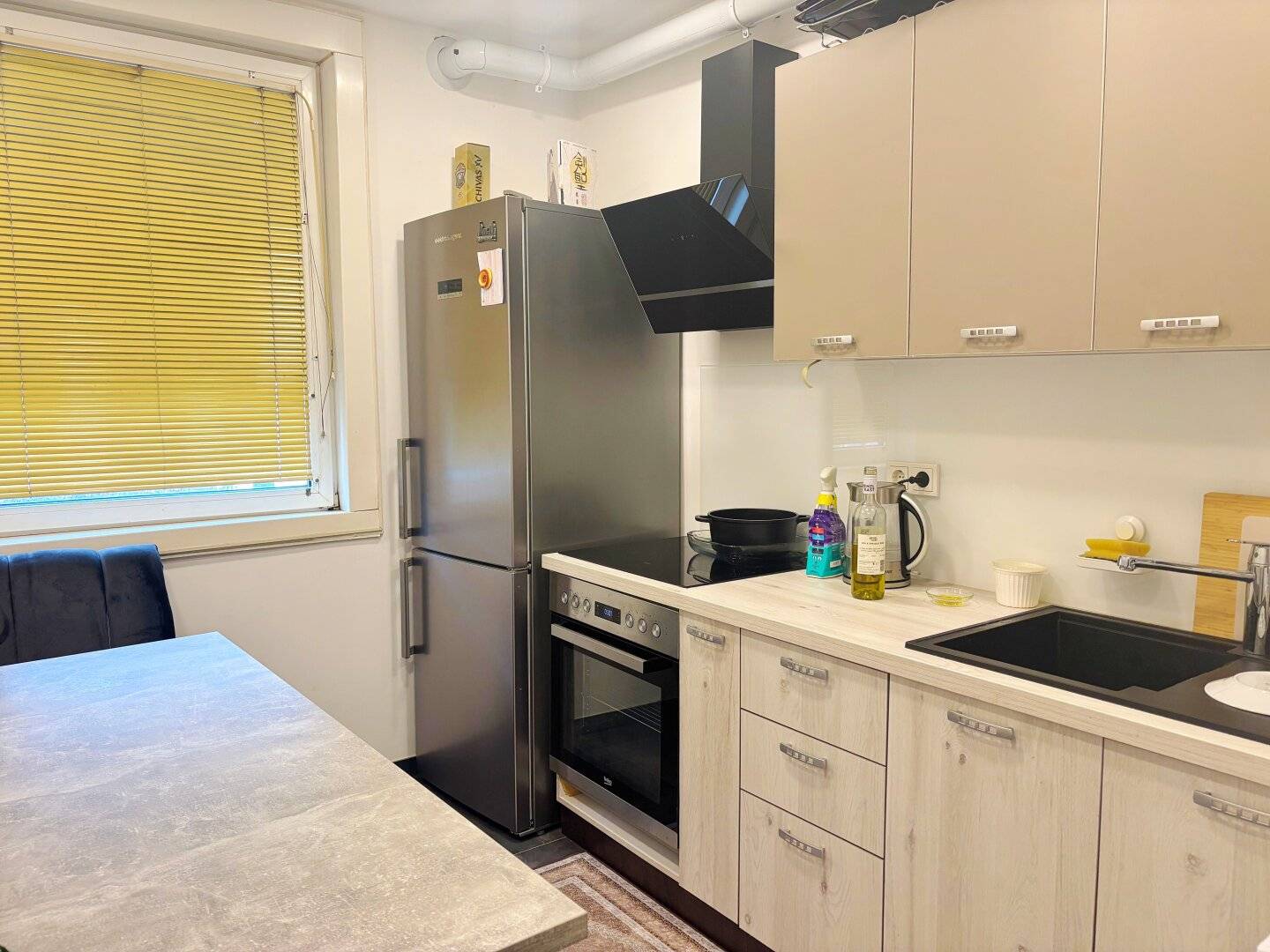 Rented until June 2028: renovated 2-room apartment with well thought-out layout as well as separate bathroom and WC