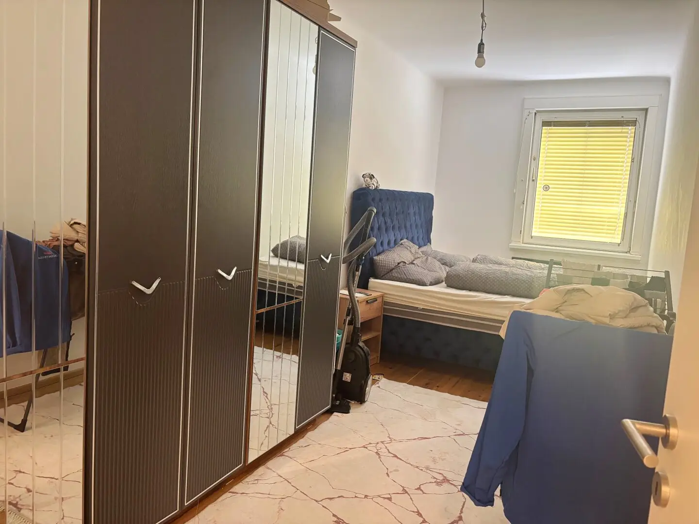Vermietet bis Juni 2028: sanierte 2-Zimmer Wohnung mit durchdachtem Grundriss sowie separatem Bad und WC.