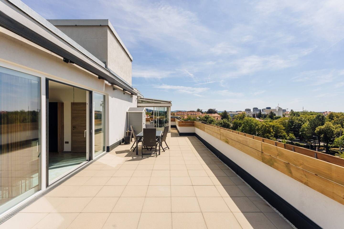 Penthouse am Schlosspark: Weitblick, Sonnenterrasse, Luftwärmepumpe &amp; Fußbodenheizung!