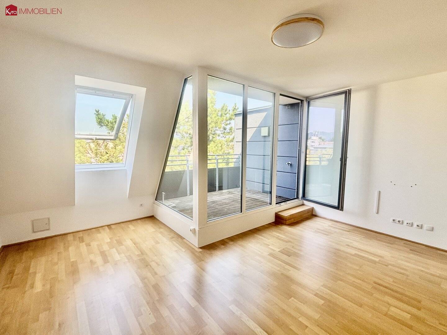 Bright 3-room attic with balcony, parking space &amp; view of greenery in 1230 Wien