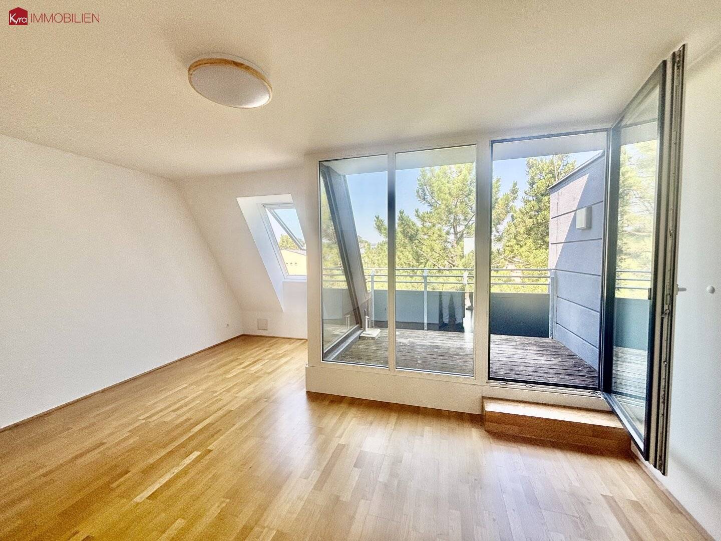 Bright 3-room attic with balcony, parking space &amp; view of greenery in 1230 Wien