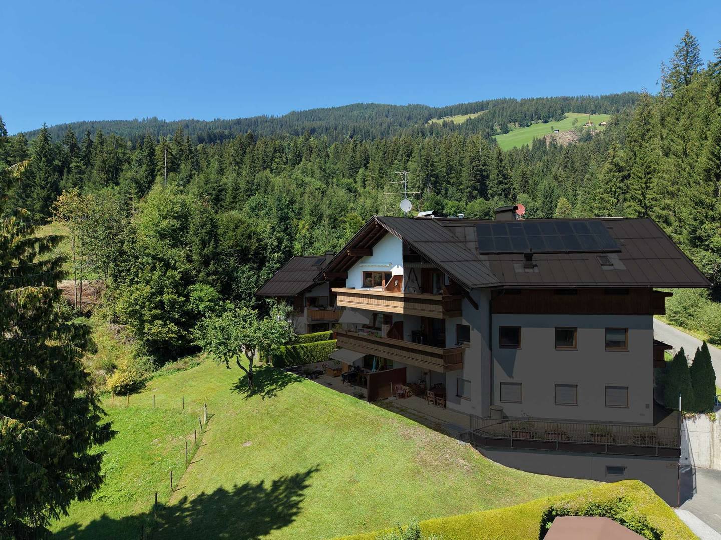 Lichtdurchflutete Dachgeschosswohnung mit Balkon und Panoramablick