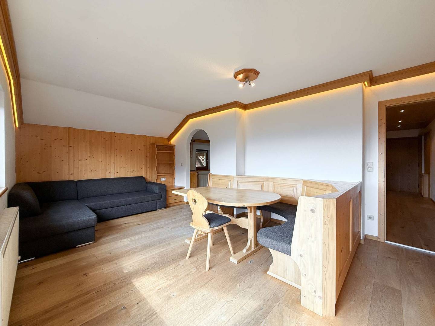 Lichtdurchflutete Dachgeschosswohnung mit Balkon und Panoramablick
