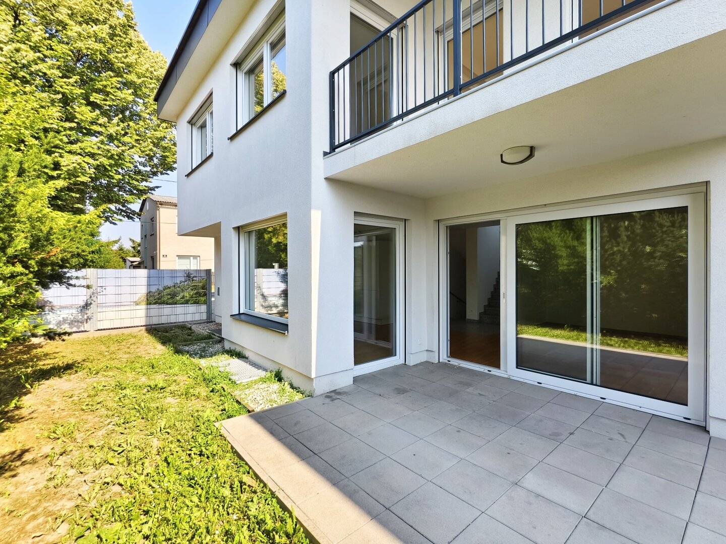 Land in Sicht! Modernes Einfamilienhaus mit Balkon, Terrasse und Garten in idyllischer Grünruhelage am Stadtrand