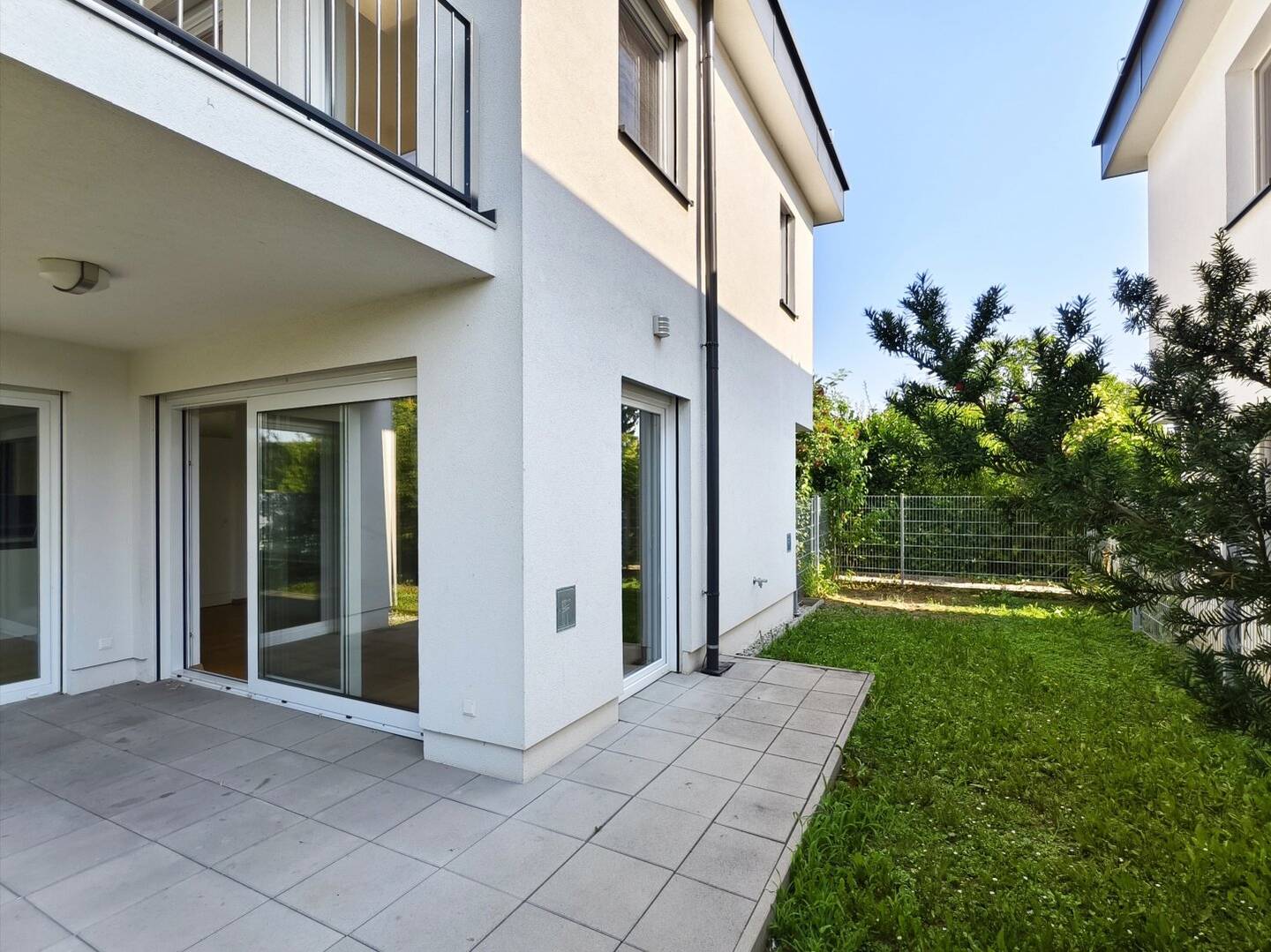 Land in Sicht! Modernes Einfamilienhaus mit Balkon, Terrasse und Garten in idyllischer Grünruhelage am Stadtrand