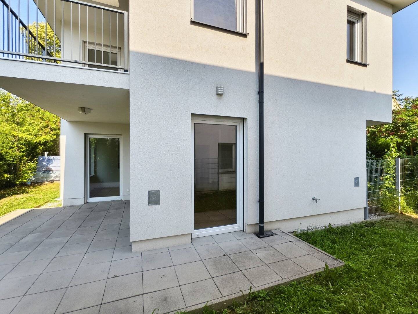 Land in Sicht! Modernes Einfamilienhaus mit Balkon, Terrasse und Garten in idyllischer Grünruhelage am Stadtrand