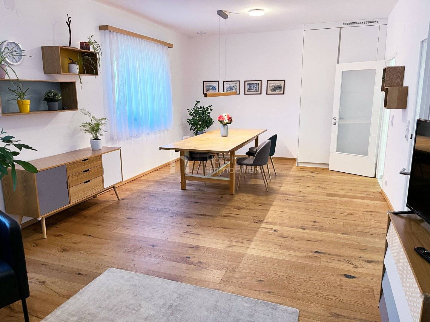 High-quality fully renovated smart home house with outbuilding and private garden