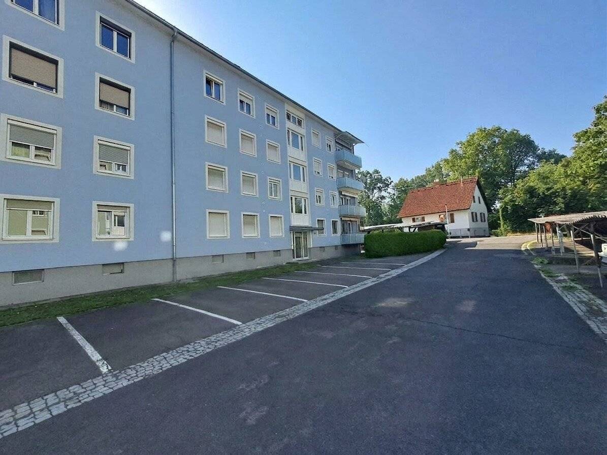 NATURNAH-STADTNAH, sonnige 3ZI mit Balkon 3./letzter Stock, schöne Ausichtslage, Carport