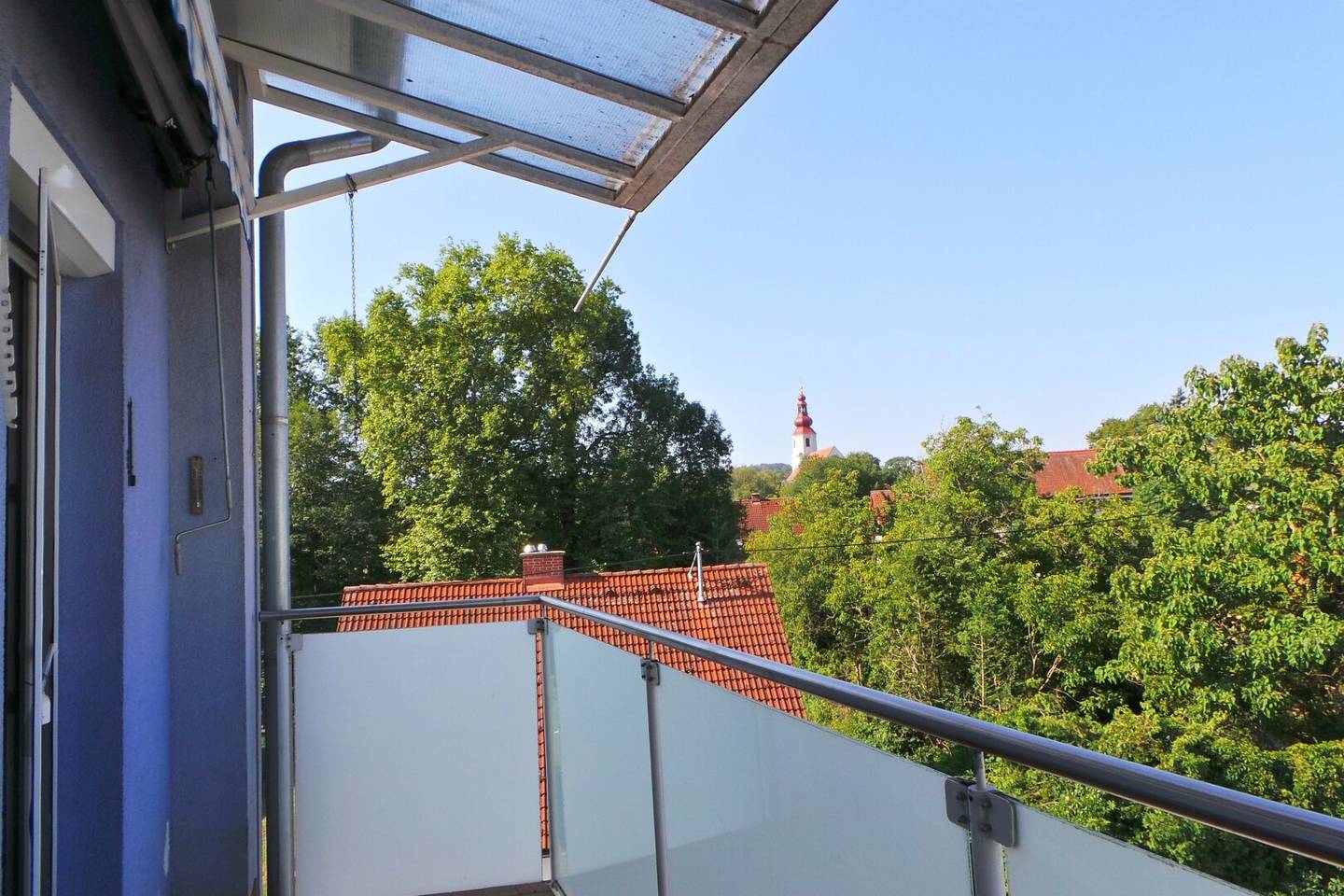 NATURNAH-STADTNAH, sonnige 3ZI mit Balkon 3./letzter Stock, schöne Ausichtslage, Carport