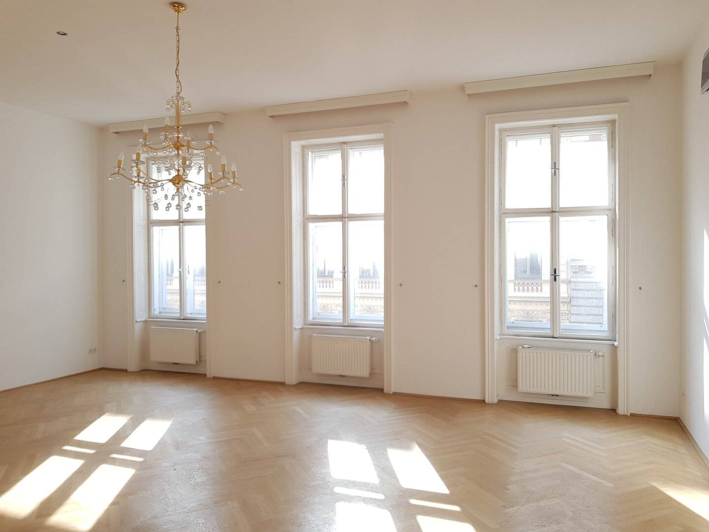 Exclusive old building apartment with courtyard-facing balcony very bright air conditioned U2 Schottentor