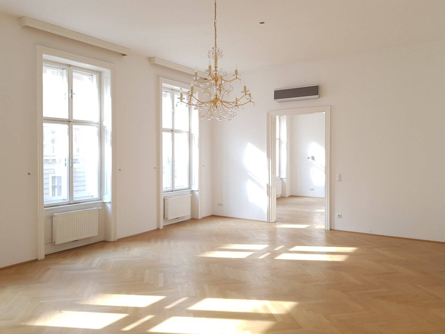 Exclusive old building apartment with courtyard-facing balcony very bright air conditioned U2 Schottentor