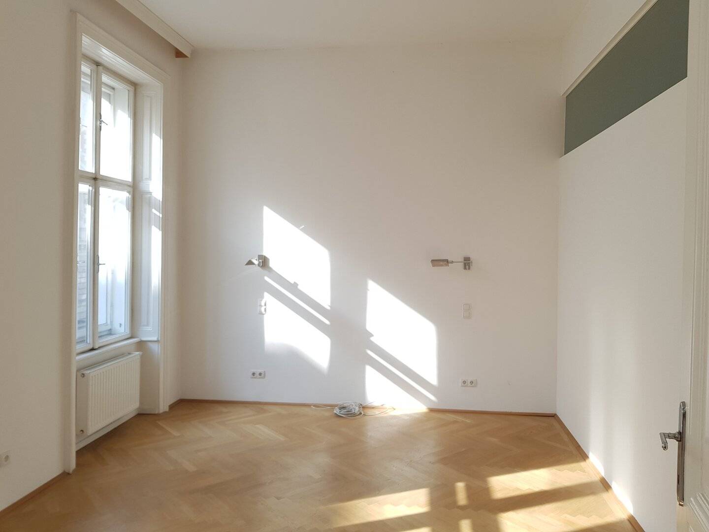 Exclusive old building apartment with courtyard-facing balcony very bright air conditioned U2 Schottentor