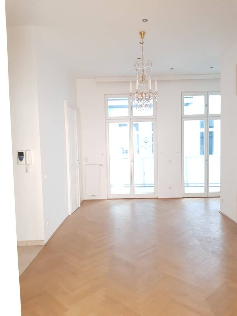 Exclusive old building apartment with courtyard-facing balcony very bright air conditioned U2 Schottentor
