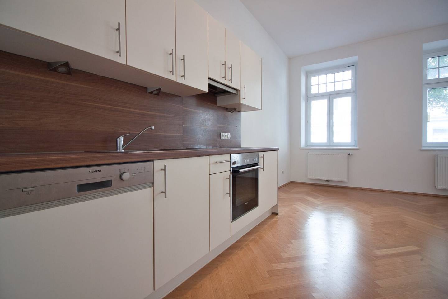 Top location at Meidlinger Market | non-overlooked raised ground floor | U6 Niederhofstraße right outside the door
