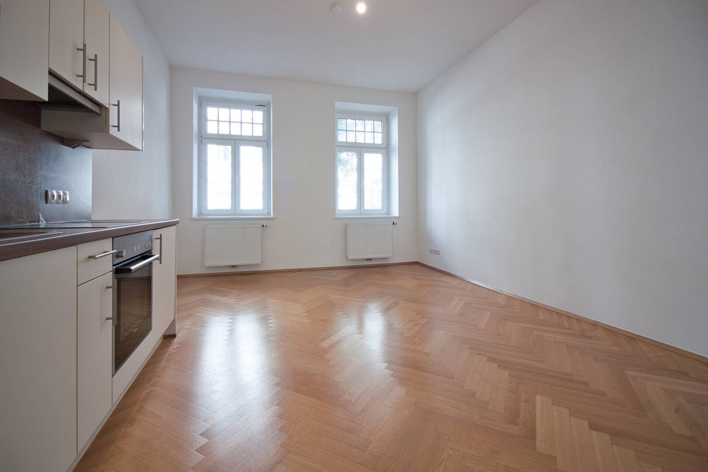 Top location at Meidlinger Market | non-overlooked raised ground floor | U6 Niederhofstraße right outside the door