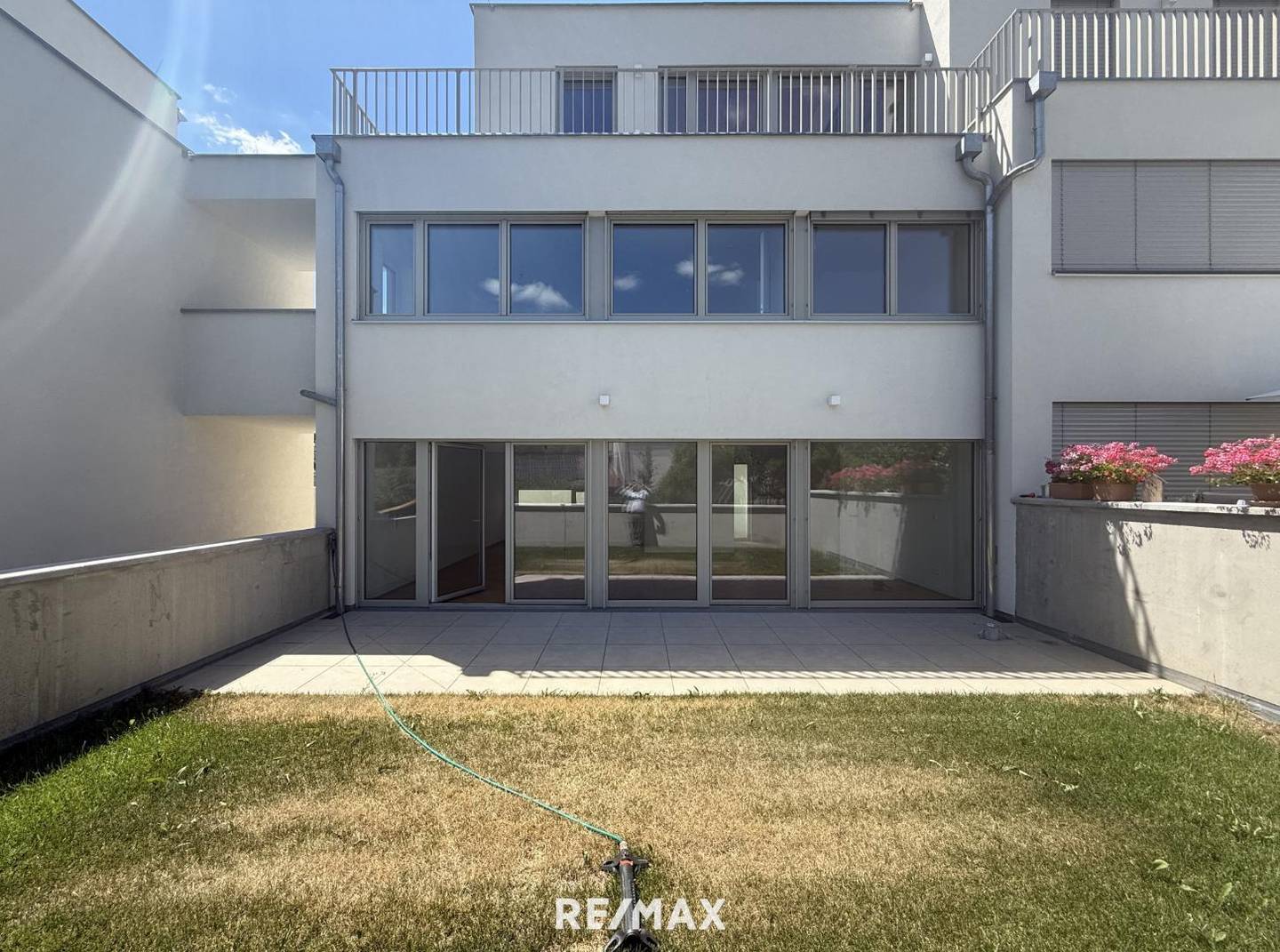 Lichtdurchflutete Familienwohnung mit Dachterrasse und Garten