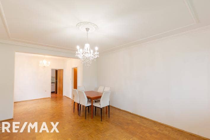 Practical Wohnung with loggia and green view