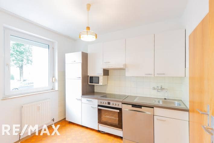 Practical Wohnung with loggia and green view