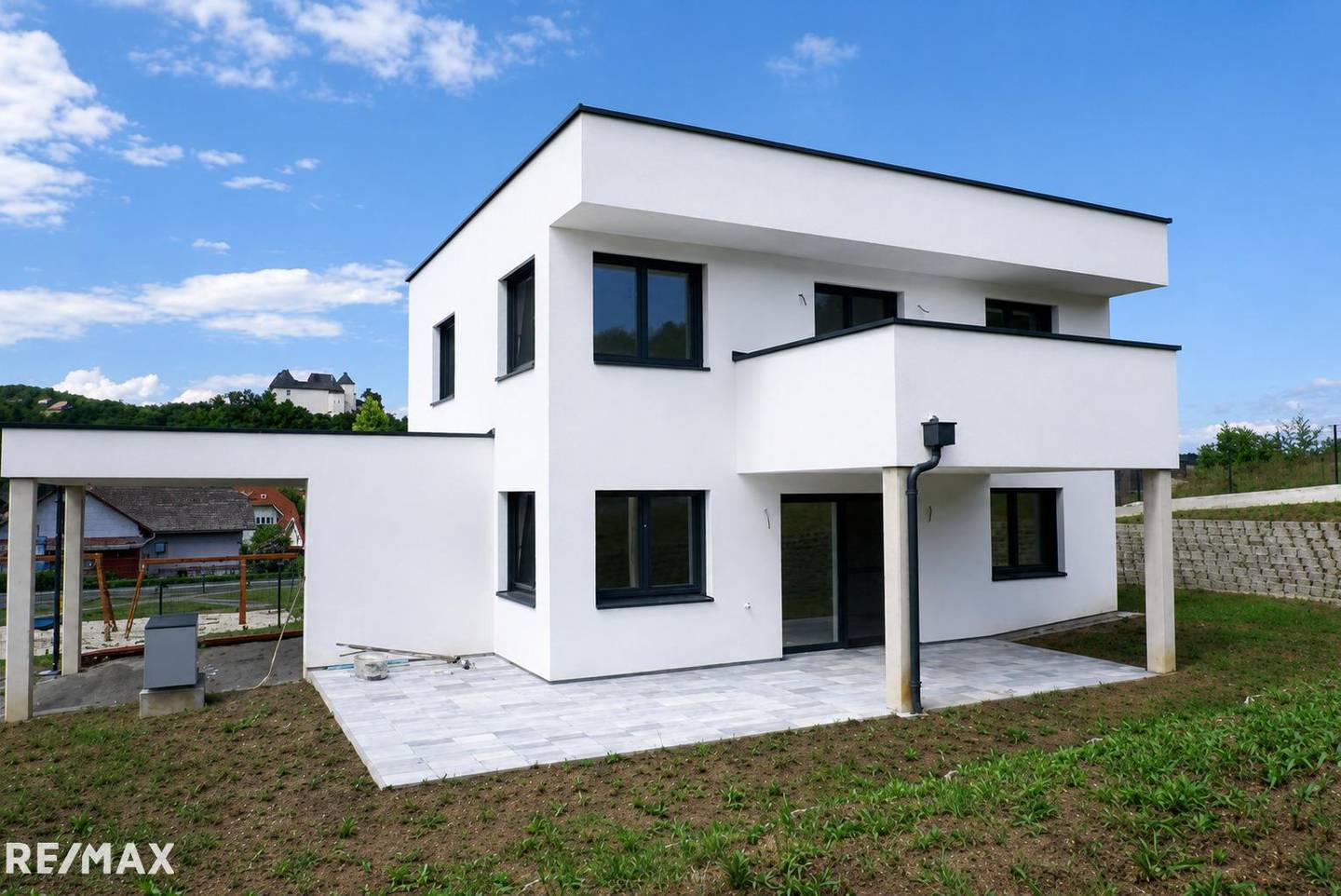 Lichtdurchflutete Wohnung mit großzügiger Terrasse und Carport