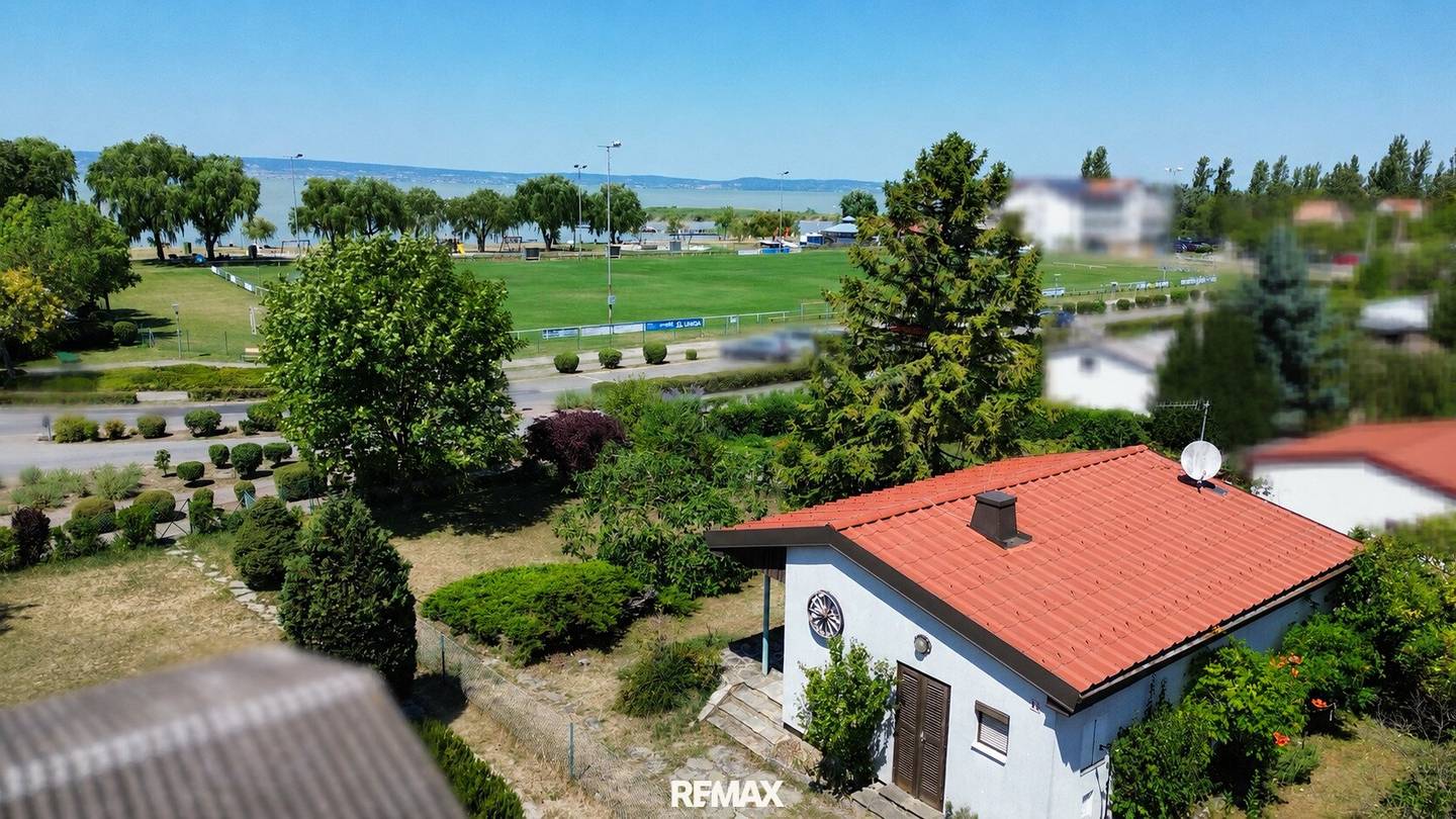 Rarity at Neusiedler See - Holiday house with lake view - 450 m² plot with expansion potential