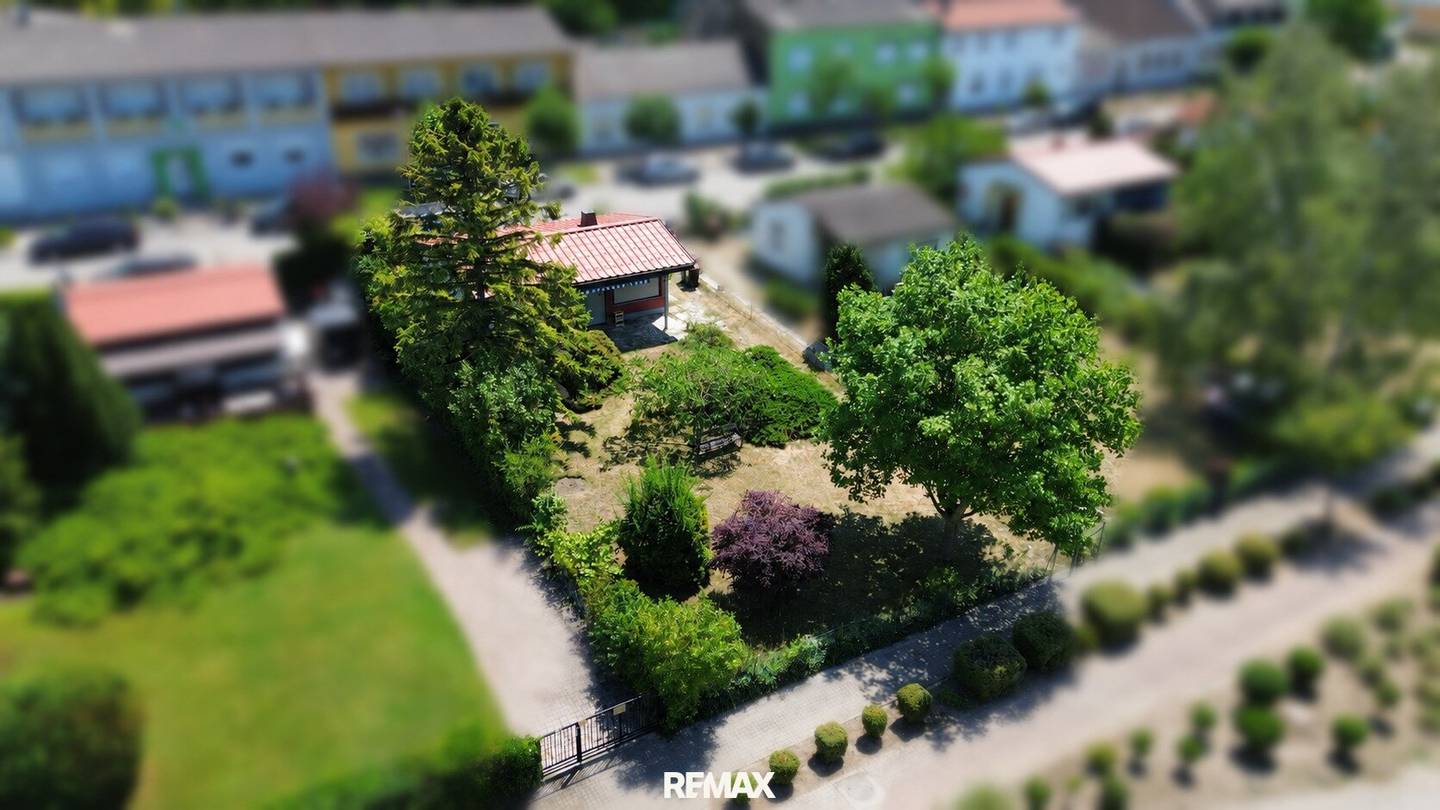 Rarity at Neusiedler See - Holiday house with lake view - 450 m² plot with expansion potential
