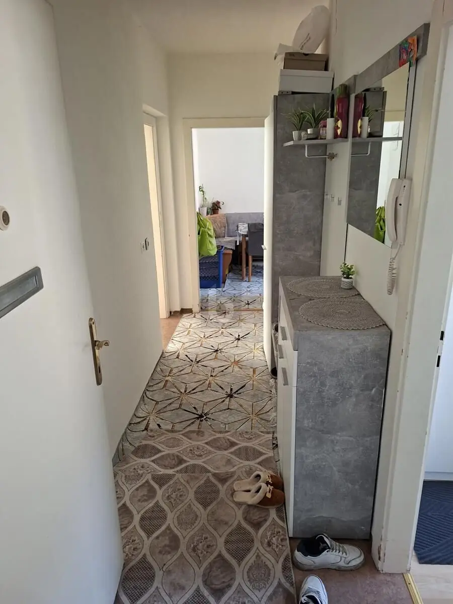 Renovierungsbedürftige Wohnung mit Balkon und Keller