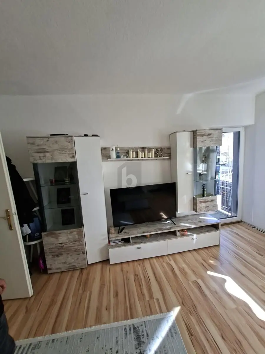 Renovierungsbedürftige Wohnung mit Balkon und Keller