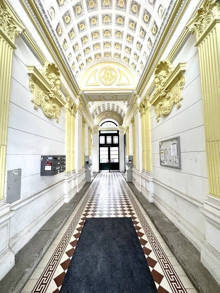 First occupancy: Modern 2-room old building apartment with elevator in 1200 Wien, 49.72 m², €258,000