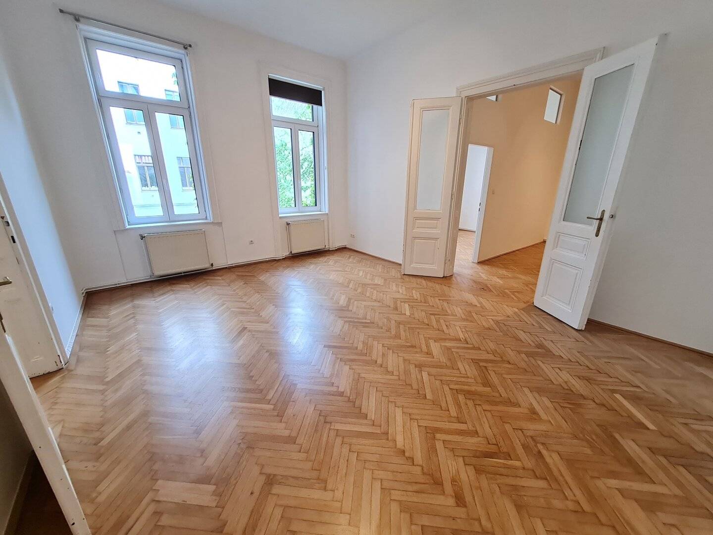 NÄHE NASCHMARKT u. U4 KETTENBRÜCKENGASSE! GROSSZÜGIGE 2 ZIMMER-ALTBAUWOHNUNG!