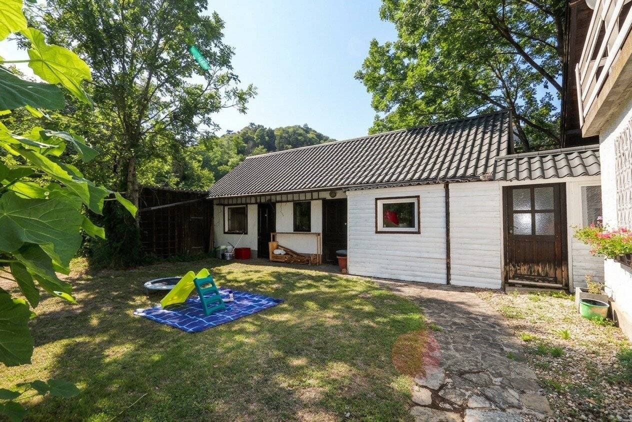 Charmantes Haus mit derzeit zwei separaten Wohneinheiten und großem, schattigem Garten mit ca. 2.295m²