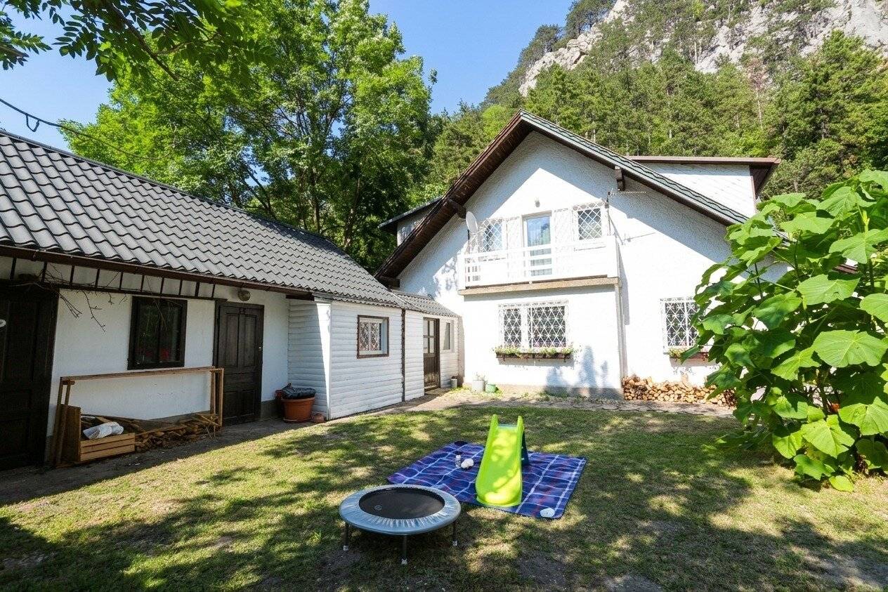 Charmantes Haus mit derzeit zwei separaten Wohneinheiten und großem, schattigem Garten mit ca. 2.295m²