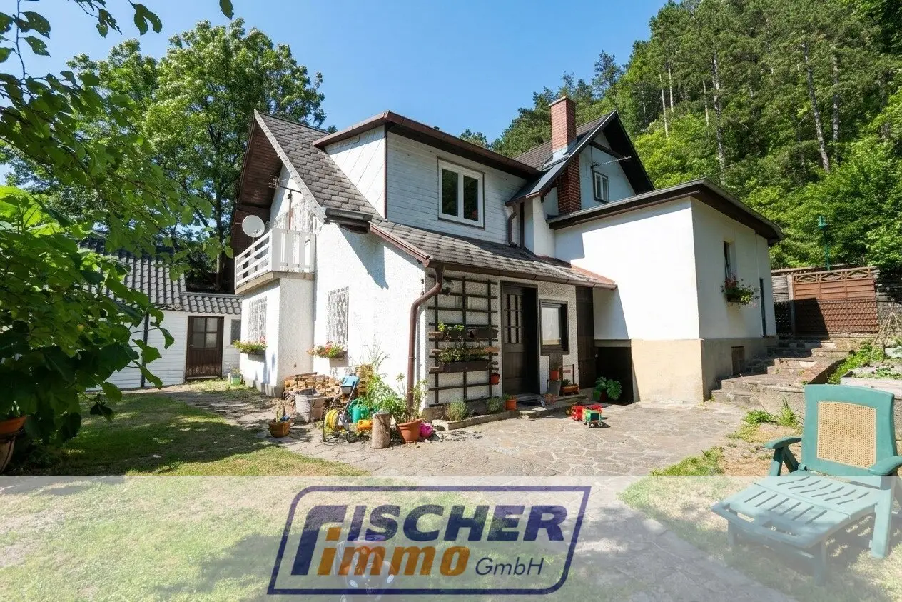 Charming house with currently two separate residential units and large shady garden of approx. 2,295 m²
