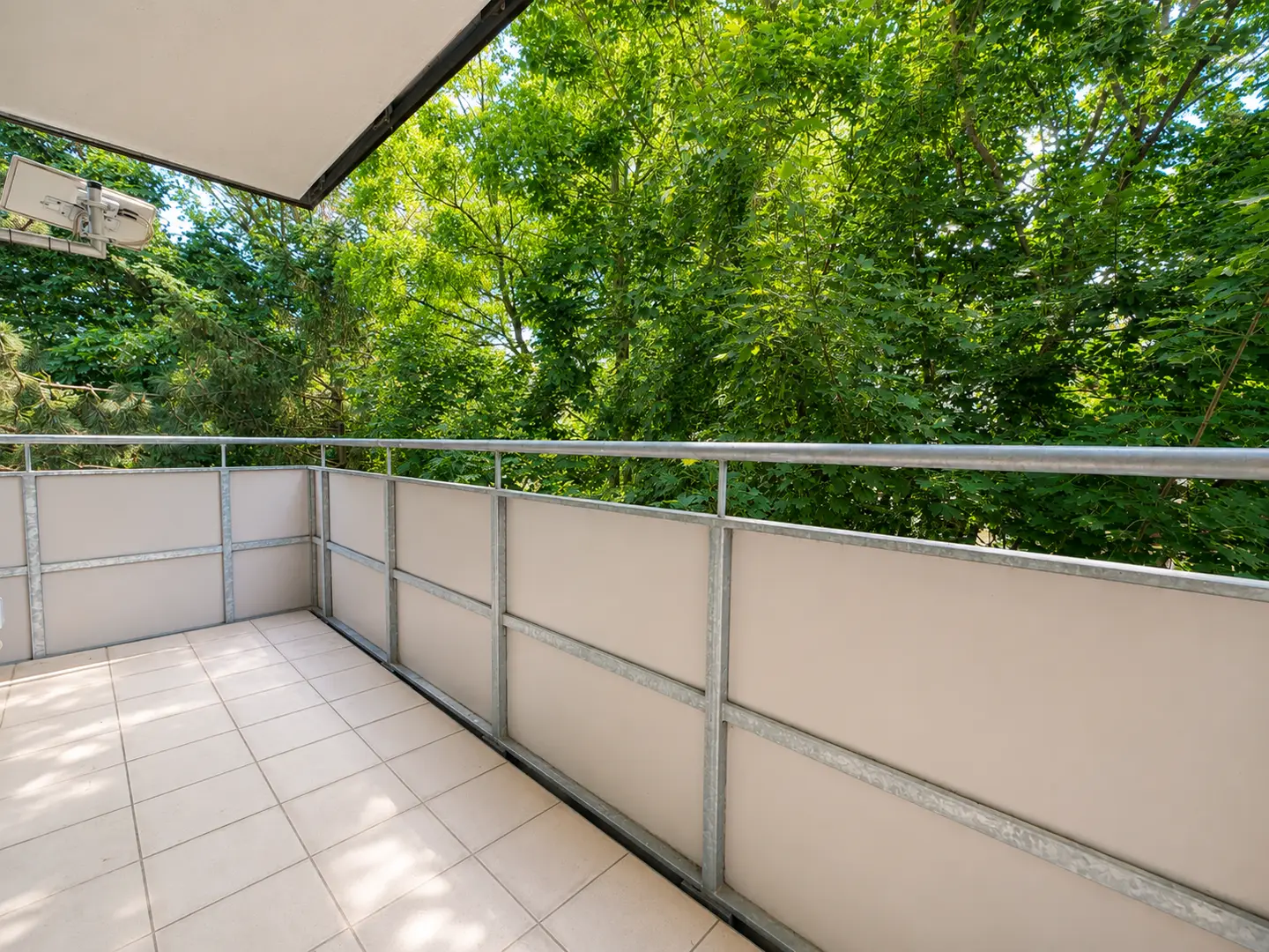 Renovated apartment with balcony and private parking
