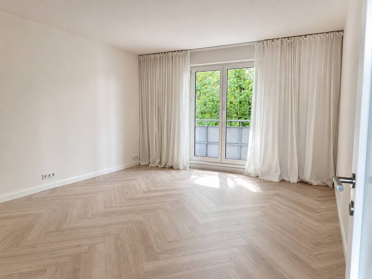 Renovated apartment with balcony and private parking