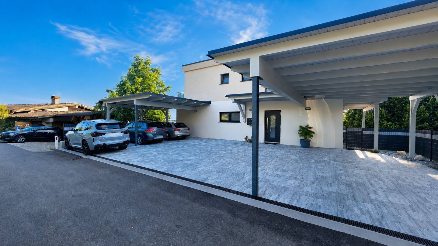 Neubau-Erstbezug mit Sonnenterrasse, Bergblick und Carport
