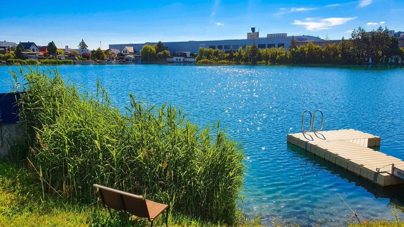 Zu heiß? Dann springen Sie einfach in Ihren eigenen See! Baugrundstück mit eigenem und direktem Seezugang nur 10 Minuten von Wien entfernt