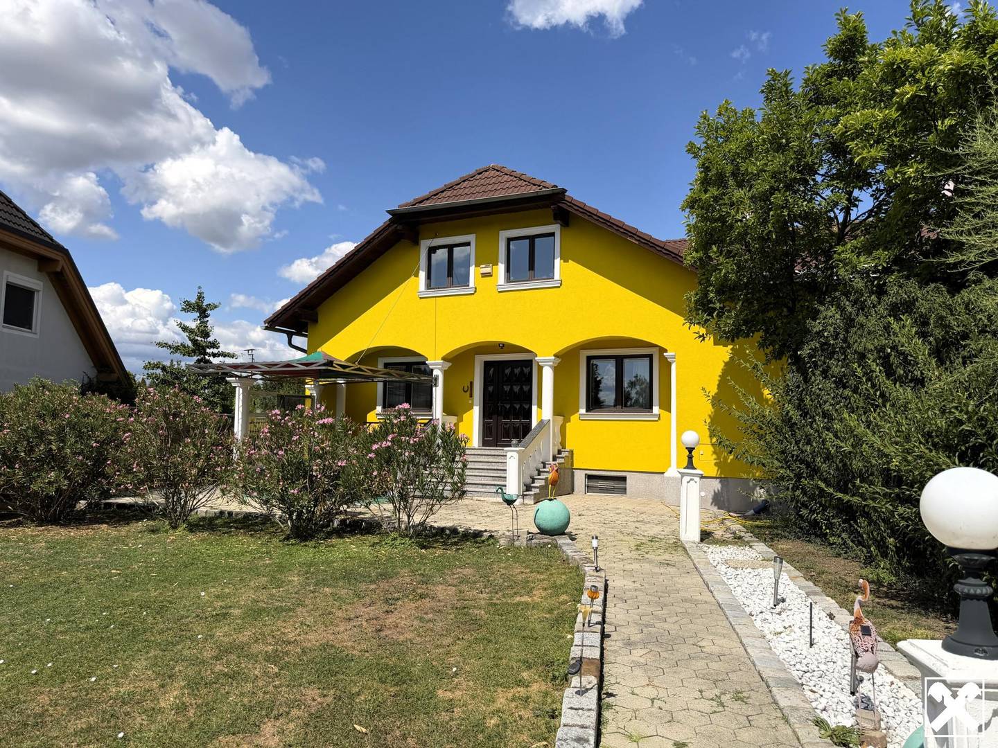 Sunny family apartment with large garden and photovoltaic