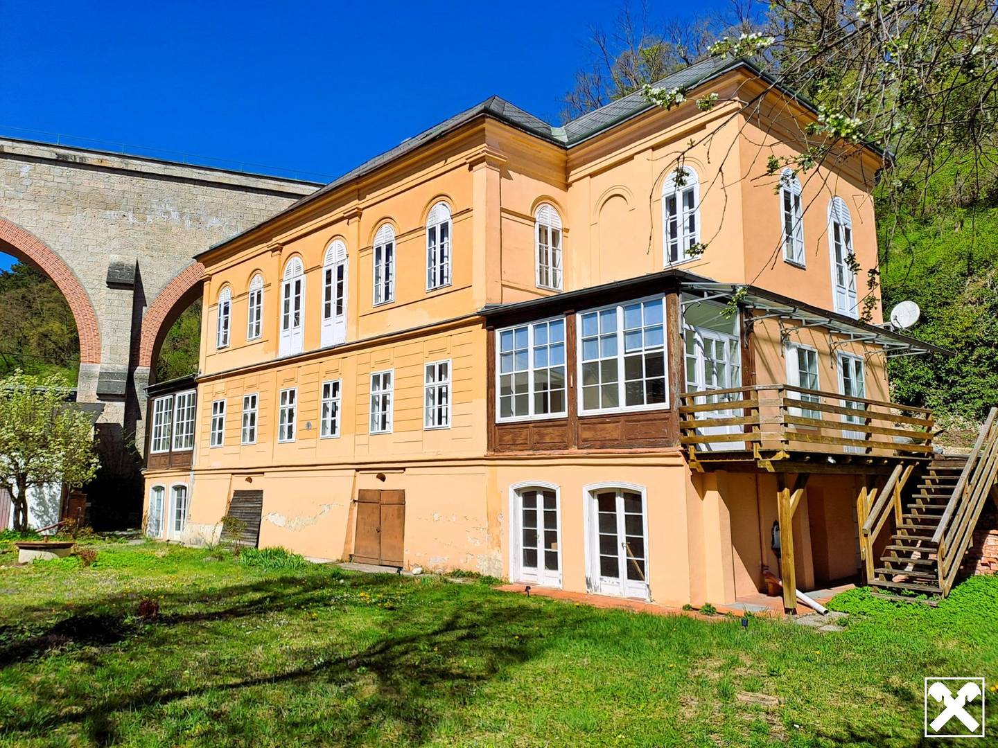 Representative Wohnung in historic villa with rock cellar