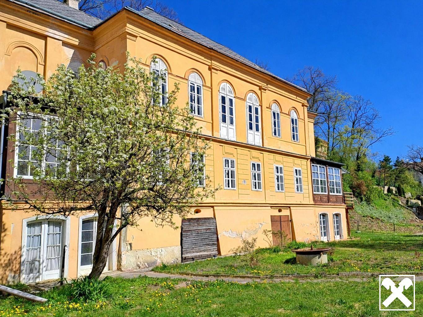 Representative Wohnung in historic villa with rock cellar