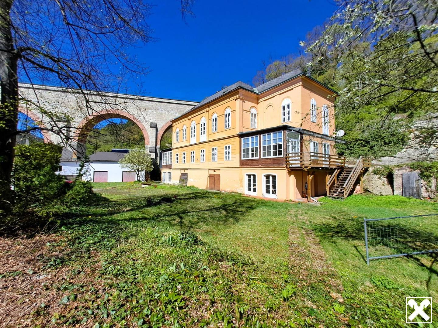 Representative Wohnung in historic villa with rock cellar