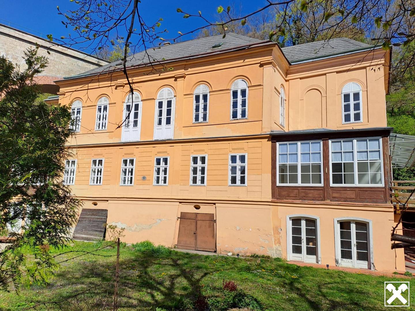 Representative Wohnung in historic villa with rock cellar