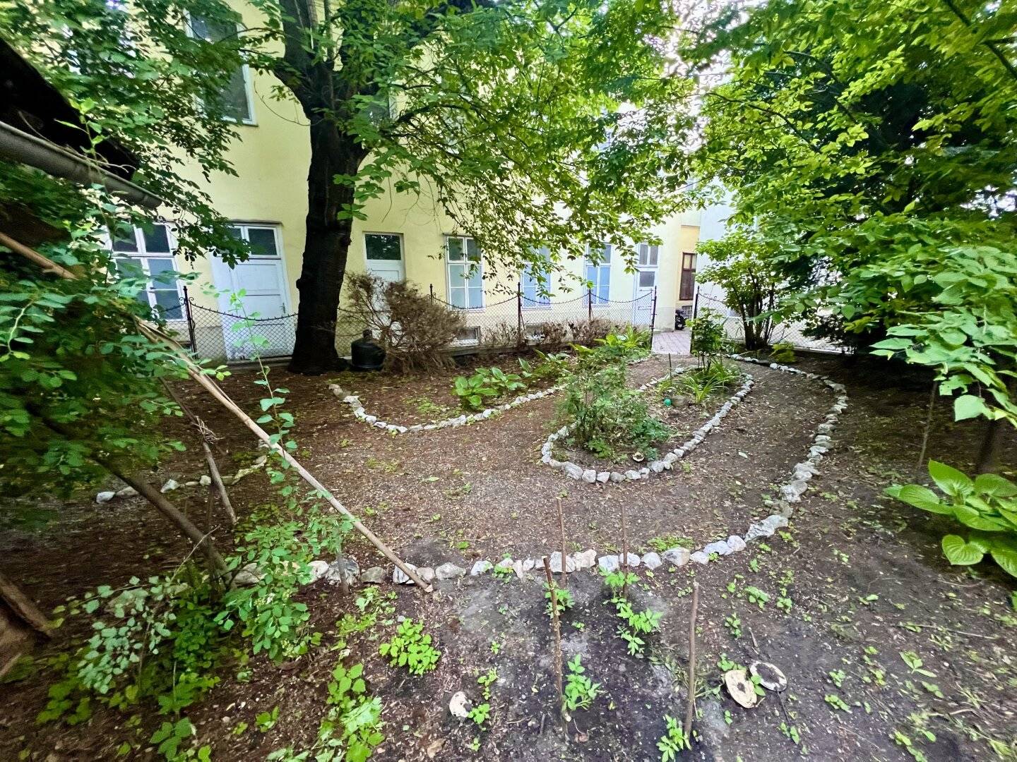 Entire courtyard house floor with 20 m² private garden, 2.5 bedrooms, parking space, suitable for flatshare 300 m to Schönbrunn