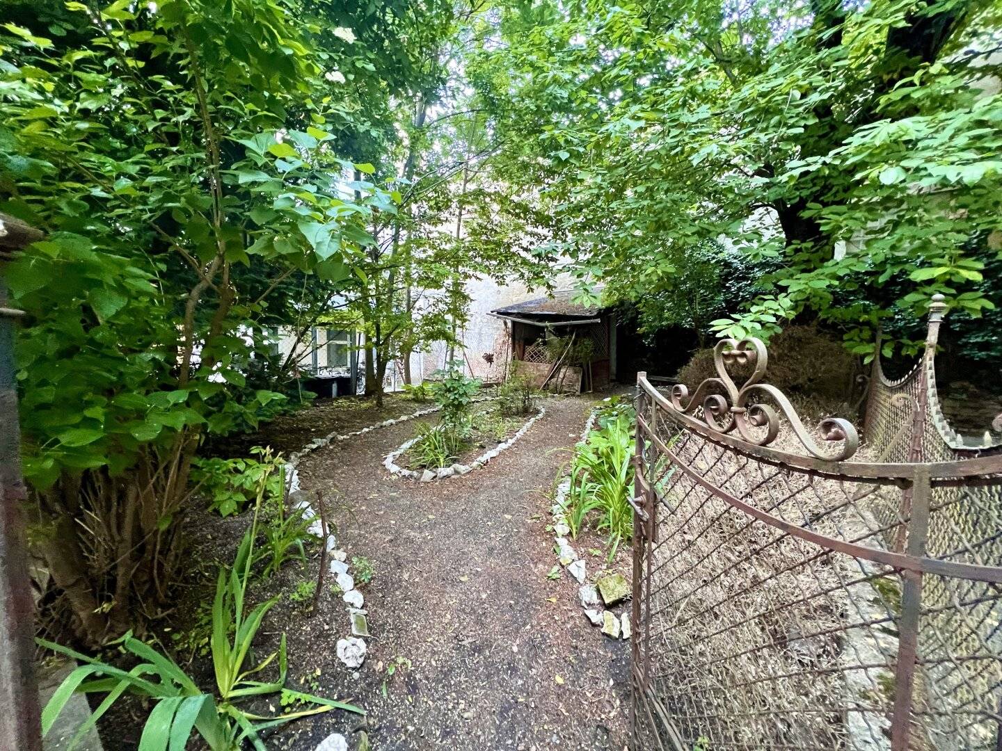 Entire courtyard house floor with 20 m² private garden, 2.5 bedrooms, parking space, suitable for flatshare 300 m to Schönbrunn